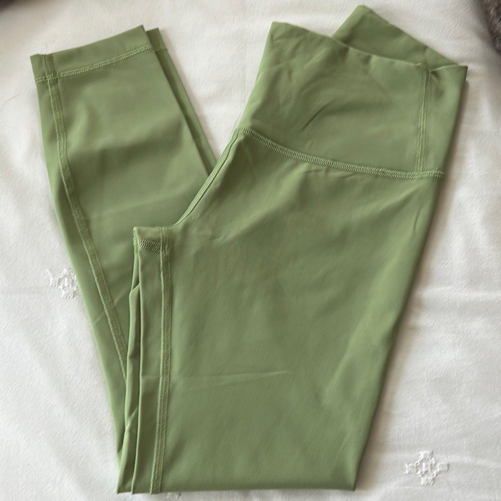 Lululemon Size 6 Brand New 25” leggings - no tags but never worn!